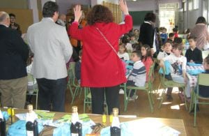 Los niños escuchan las explicaciones del desayuno