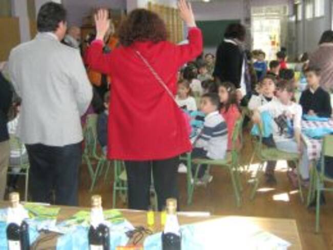 Los niños escuchan las explicaciones del desayuno