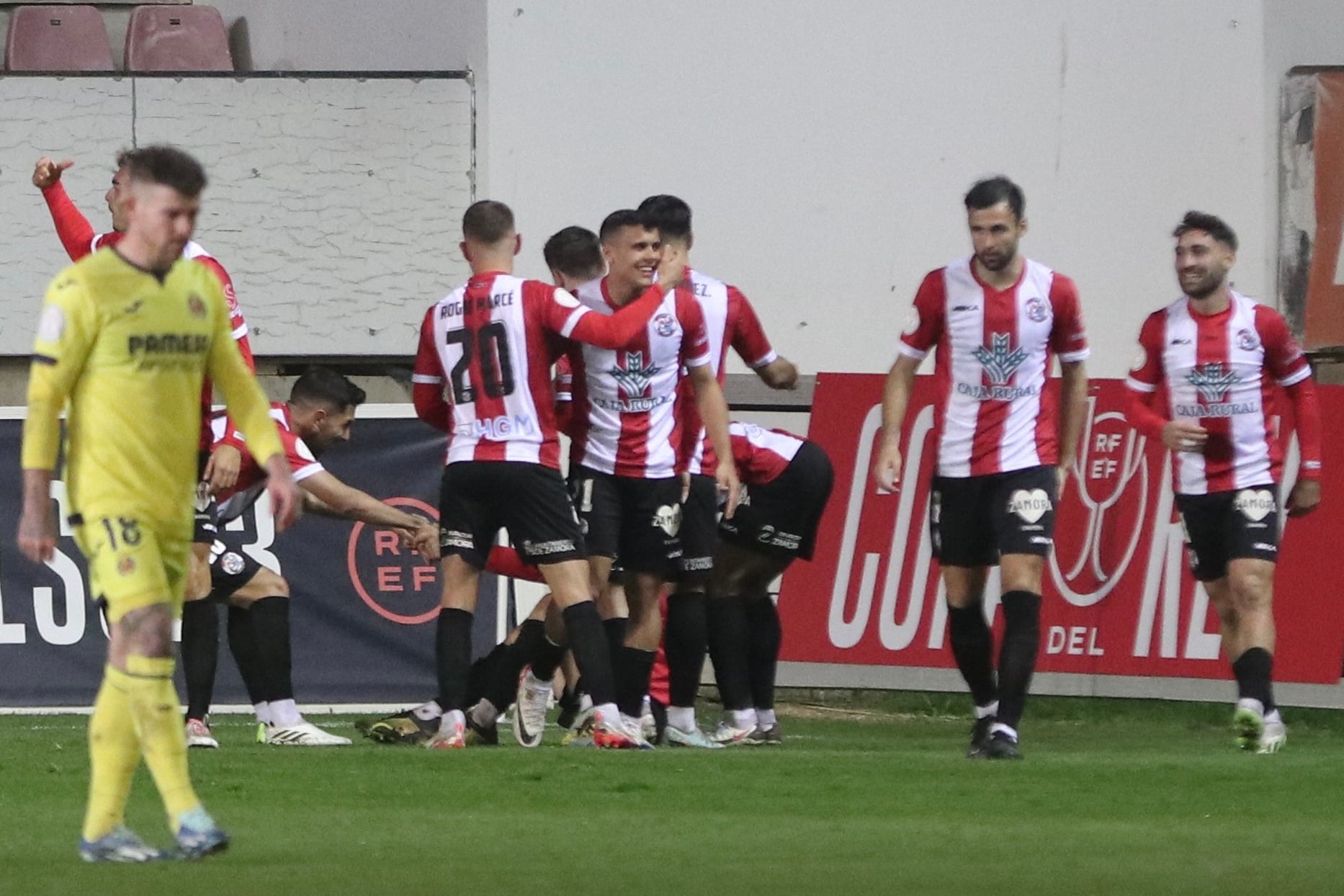 ZAMORA, 22/11/2023.- Los jugadores del Zamora CF celebran tras anotar un tanto durante un encuentro correspondiente a la segunda ronda de la Copa del Rey, este miércoles en el Estadio Ruta de la Plata, en Zamora. EFE/ Mariam A. Montesinos
