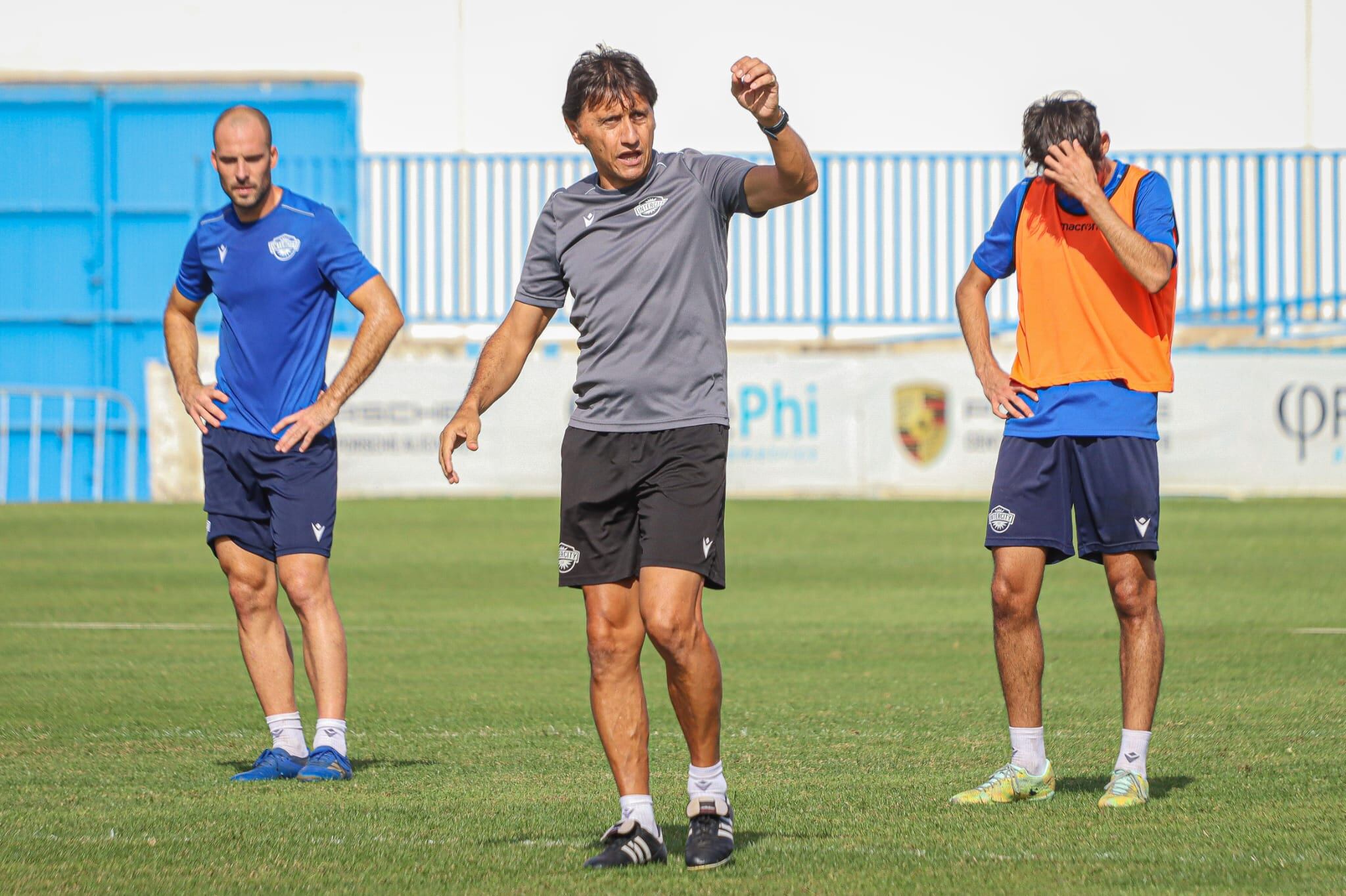 El técnico del Intercity, Gustavo Siviero, dirige la sesión de entrenamiento en el Antonio Solana