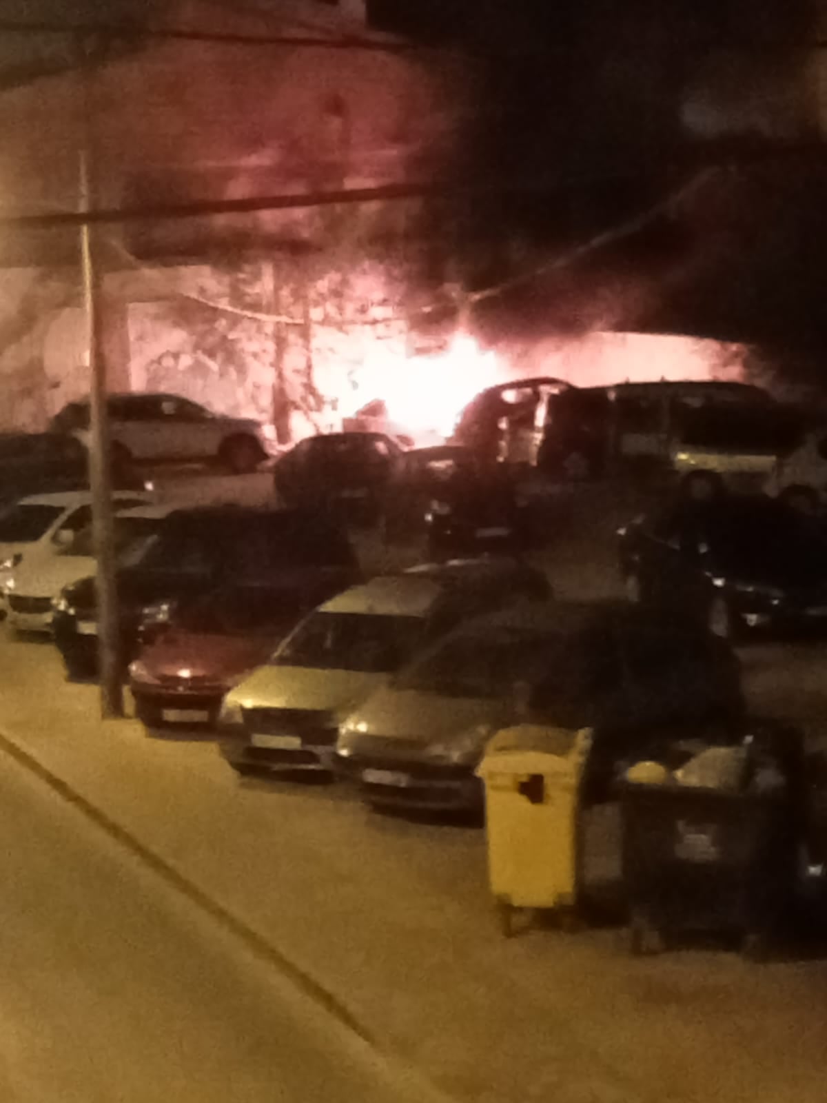 Momento del incendio desde la vivienda de uno de los vecinos