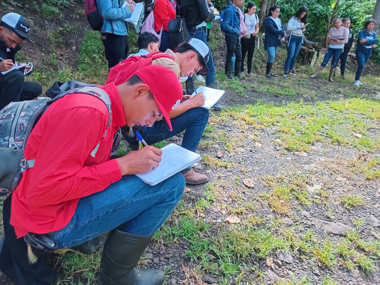 Alumnos del proyecto &quot;La universidad en el campo&quot;, cofinanciado por el Ayuntamiento de Jaca