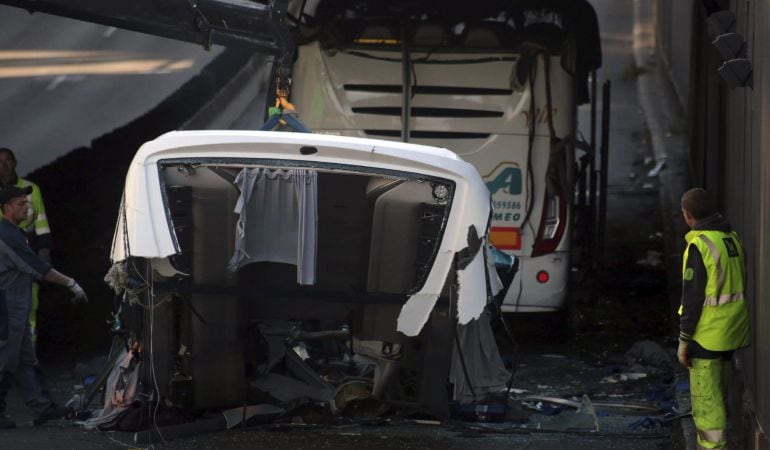 Restos del autobús que se empotró en un túnel demasiado bajo (de 2,60 metros) del Grand Boulevard de la periferia de Lille.