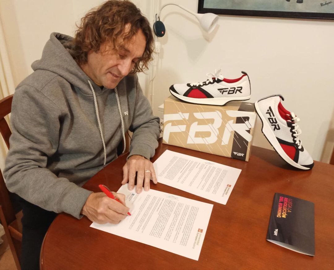 Beneyto firmando el acuerdo.