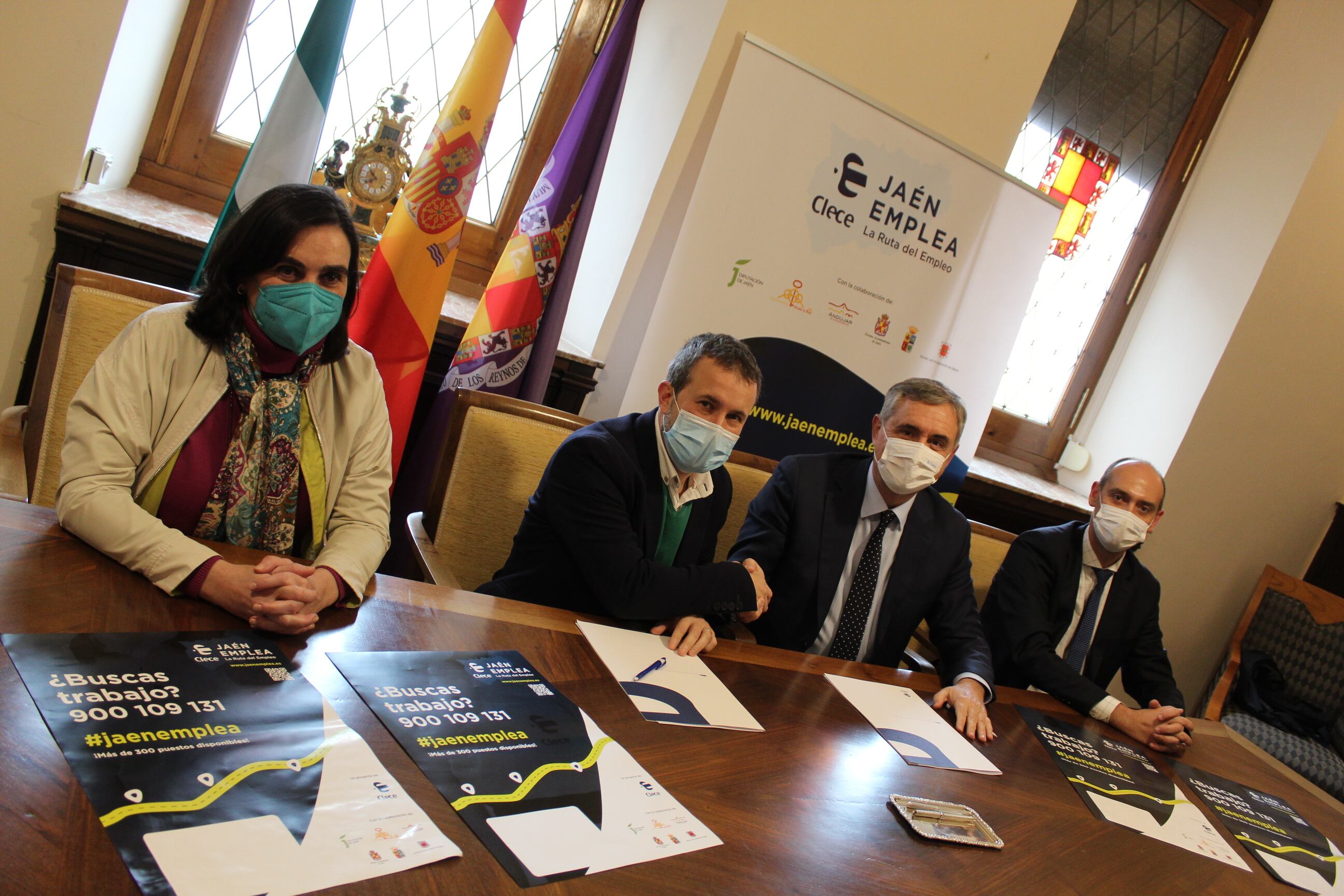 El alcalde de Jaén, Julio Millán, y el presidente de Clece, Cristóbal Valderas, se dan la mano después de firmar el convenio.