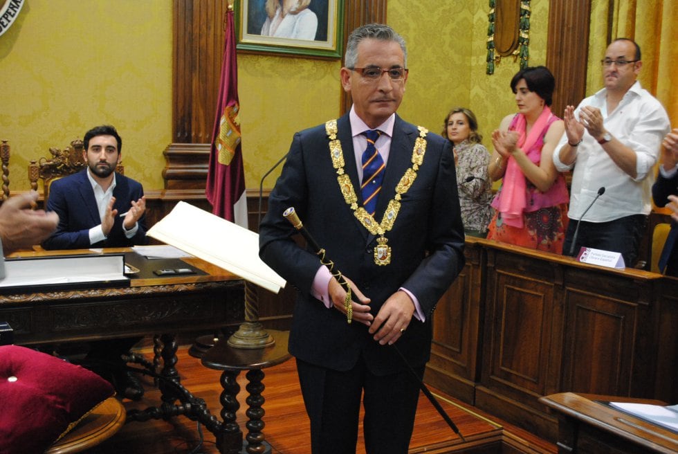 Jesús Martín, con el bastón de mando en el Ayuntamiento de Valdepeñas