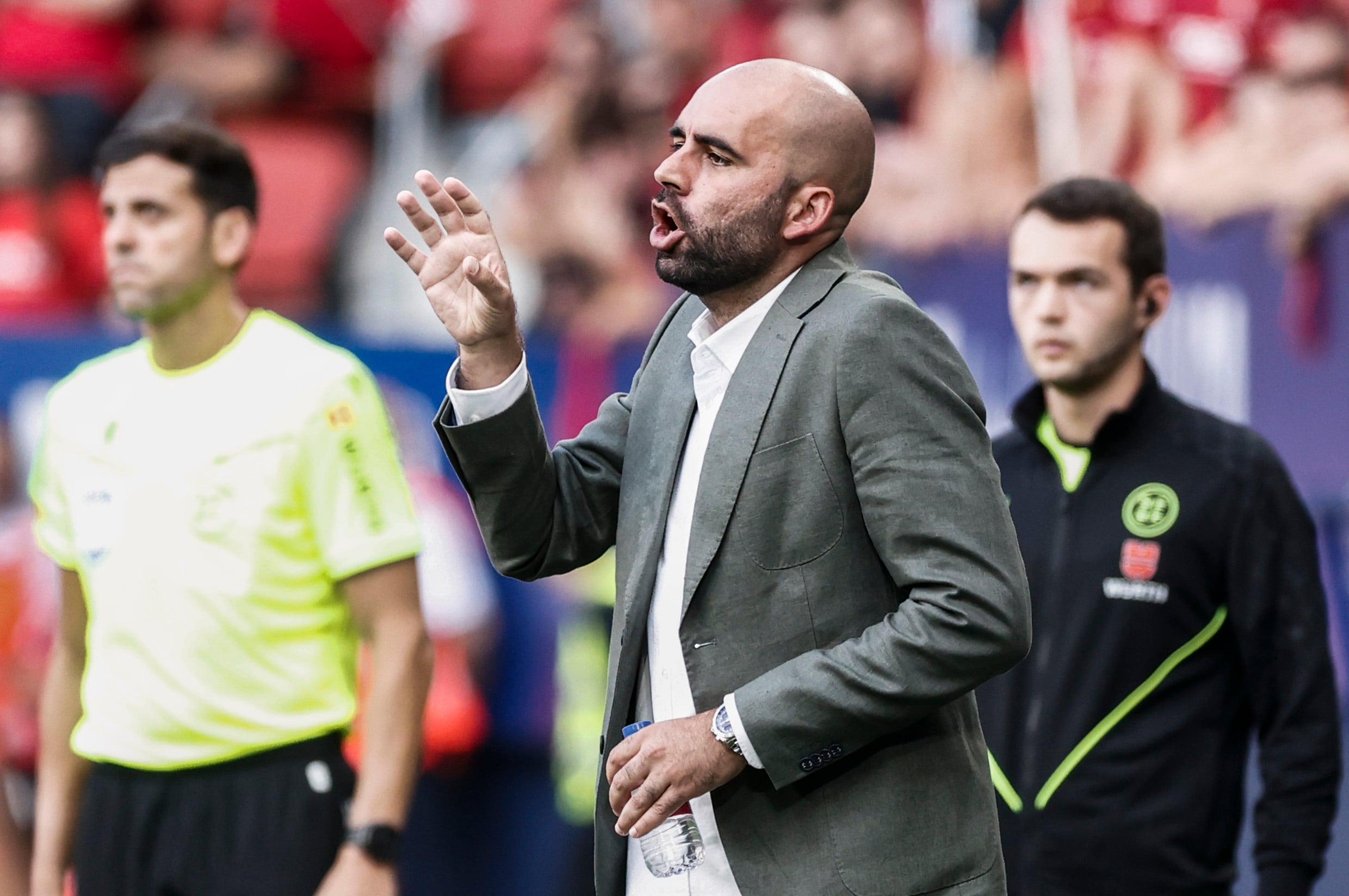 PAMPLONA , 01/09/2024.- El entrenador del Celta Claudio Giráldez en el partido de LaLiga entre Osasuna y Celta, este domingo en el estadio de El Sadar. EFE/ Jesús Diges
