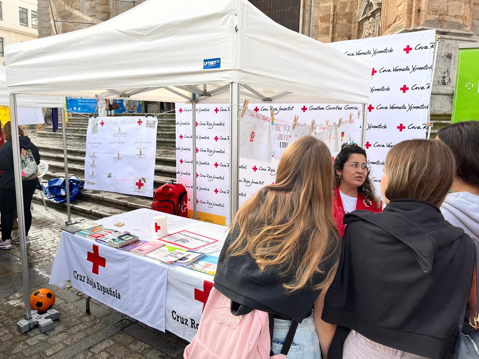 Día de la Banderita organizado por Cruz Roja en la plaza de la Catedral de Cádiz