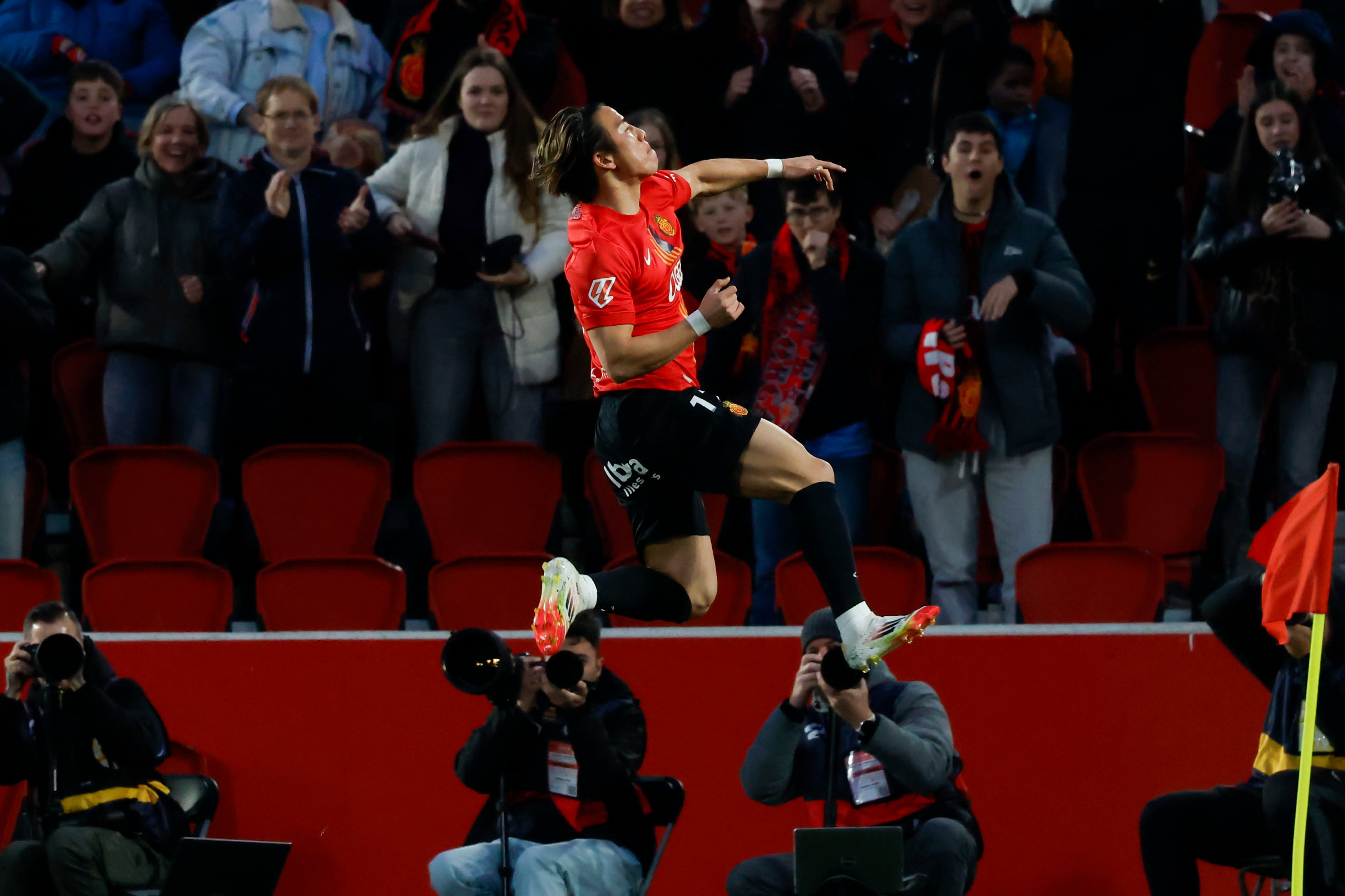 PALMA DE MALLORCA, 02/03/2025.- El delantero del Mallorca Takuma Asano celebra tras marcar el 1-0 durante el partido de LaLiga EA Sports entre RCD Mallorca y Deportivo Alavés, este domingo en el Estadio de Son Moix. EFE/ Cati Cladera
