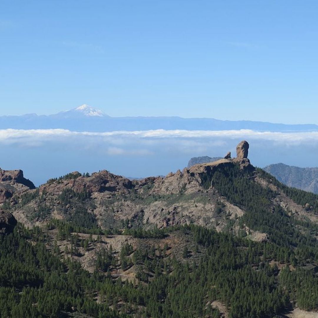 Cumbre de Gran Canaria, con el Roque Nublo en primer plano y el Teide en el horizonte. 