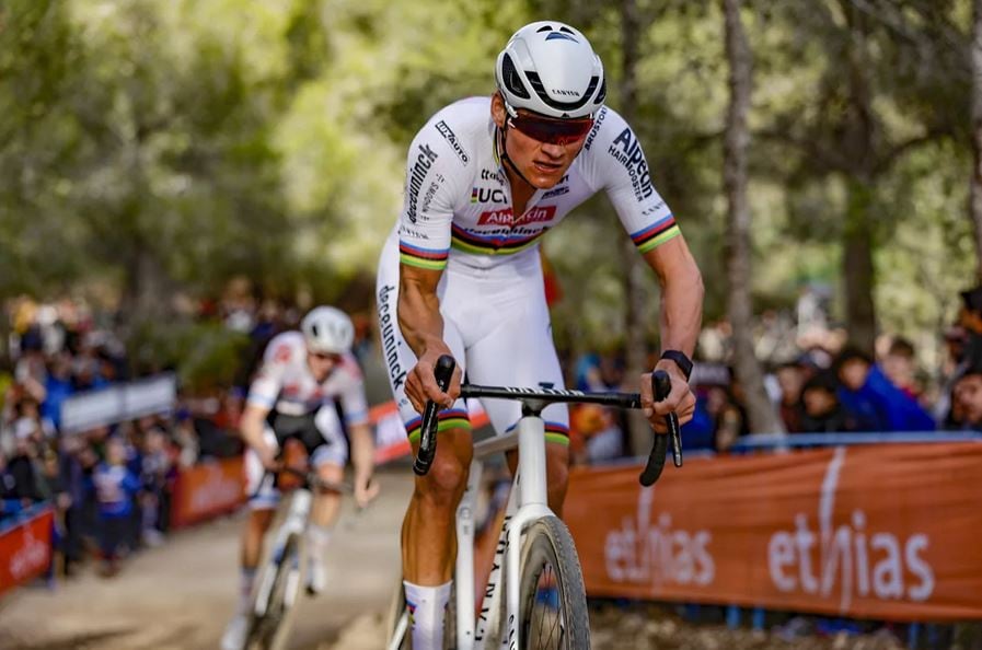 Mathieu Van der Poel durante la prueba de Benidorm