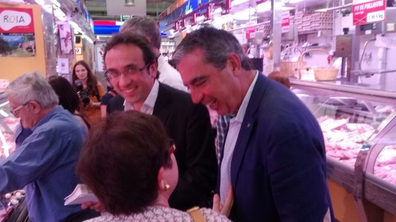 El cap de llista de CiU a Tarragona, Albert abelló, juntament amb el coordinador de CDC, Josep Rull. Ambdós han passejat per l'interior del Mercat Central.