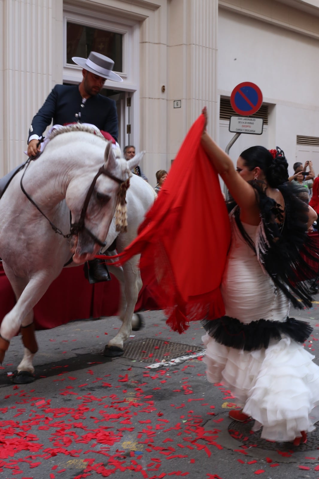 Espectacular boato de la comparsa de Contrabandistas de Elda