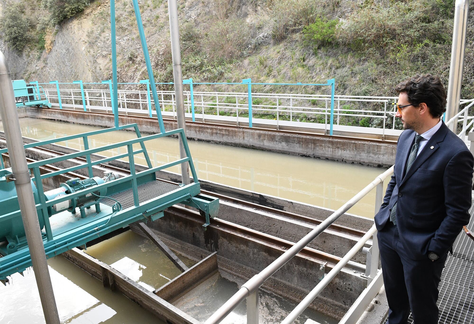 El ministre de Medi Ambient, Guillem Casal, durant la visita a l'Estació Depuradora d'Aigües Residuals de Sant Julià