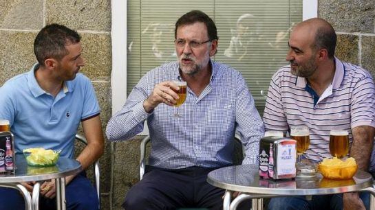 Rajoy se toma una caña con el alcalde de Celanova / EFE