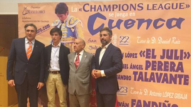 El alcalde de Cuenca, Ángel Mariscal; en novillero Francisco José Espada; el Director Médico de la Plaza de Toros, Amador Jiménez; y el empresario de la plaza, Maximino Pérez.