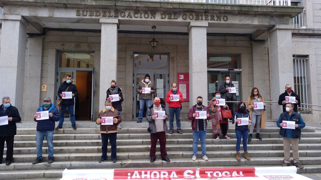 Concentración de CCOO y UGT a las puertas de la Subdelegación del Gobierno