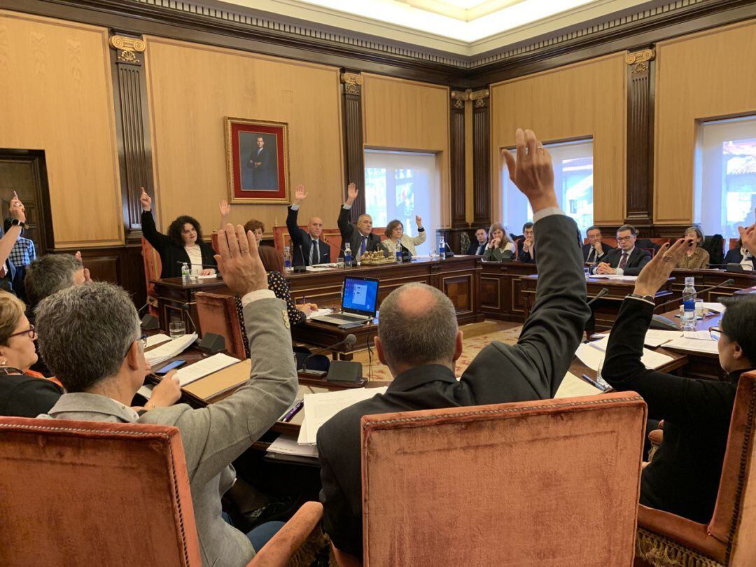 Momento de la aprobación de los presupuestos durante el pleno municipal