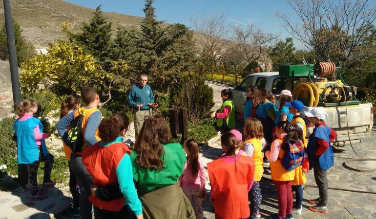 Los alumnos y alumnas atienden las explicaciones de un miembro de Guardabosques