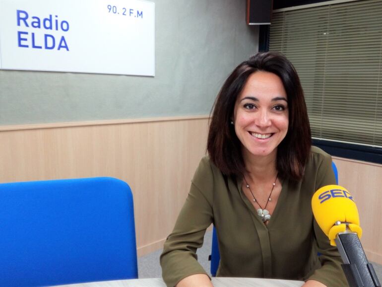 Celia Carbonell en el estudio de Radio Elda SER