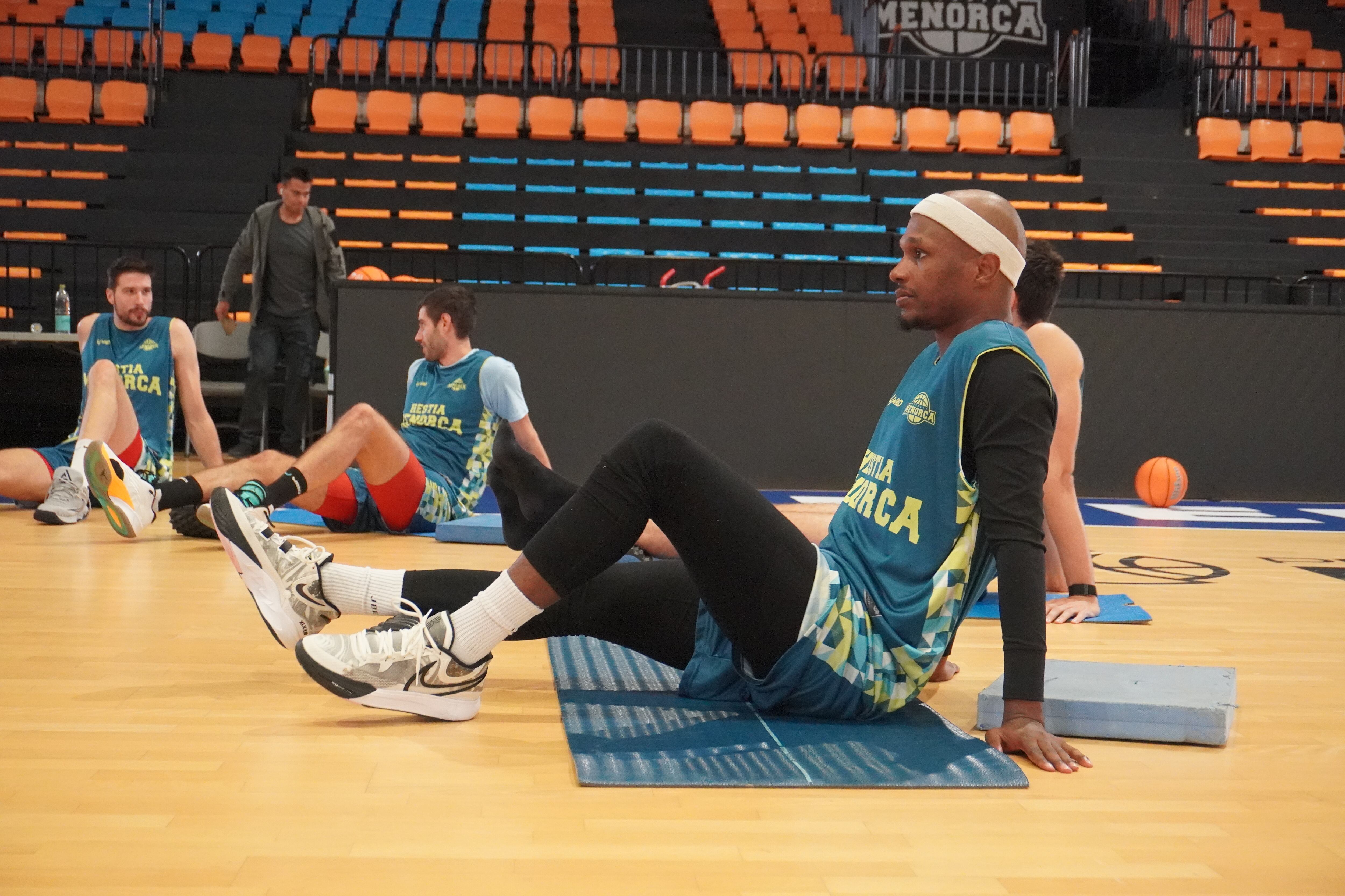 Thad McFadden ja entrena amb els seus nous companys.