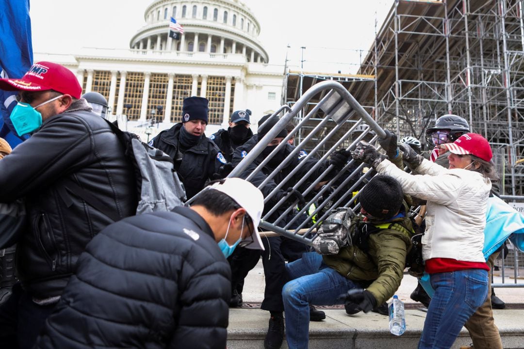 Enfrentamientos entre los manifestantes y la policía en los alrededores del Capitolio