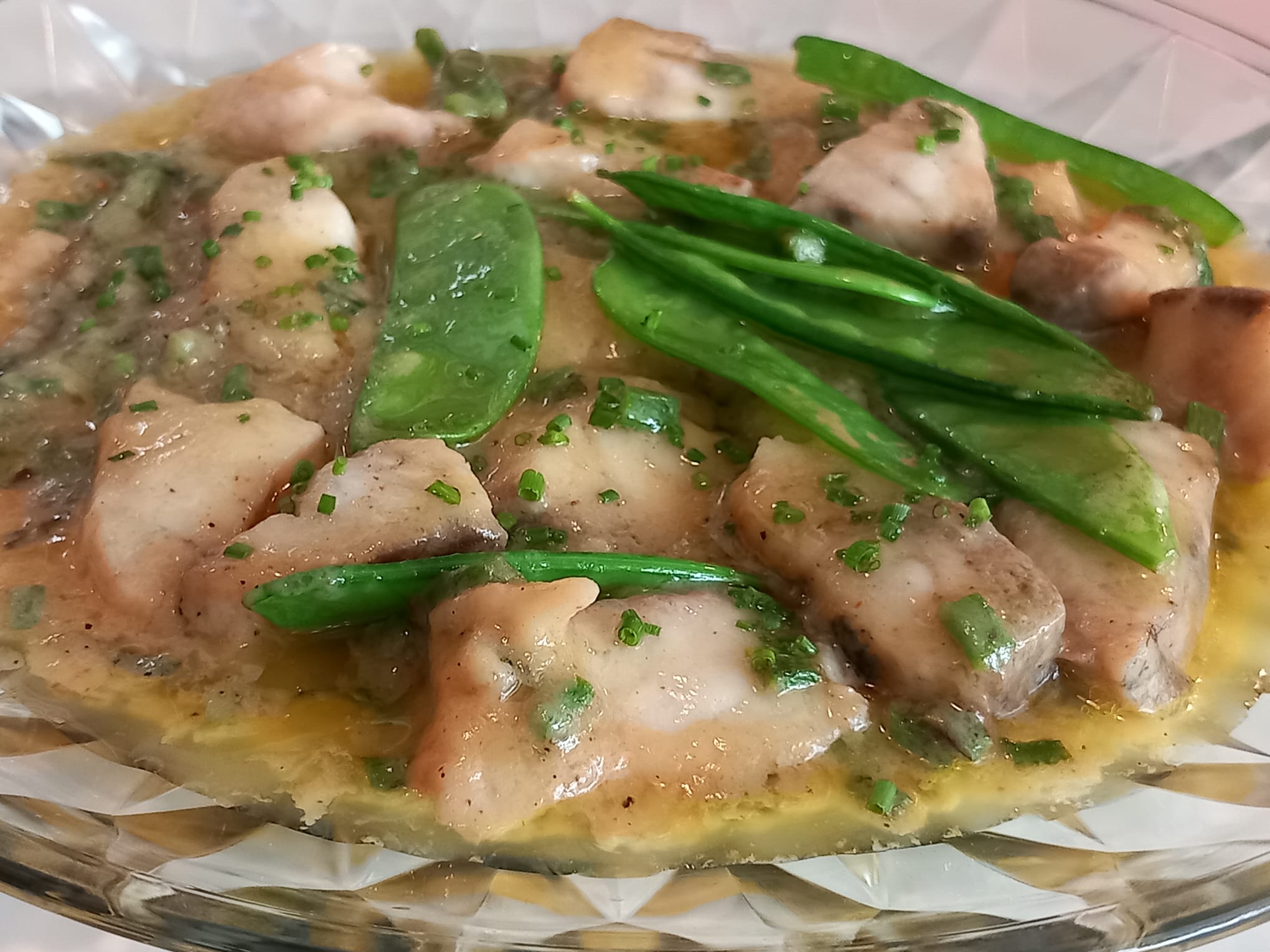 Dados de corvina con salsa de espárragos y tirabeques