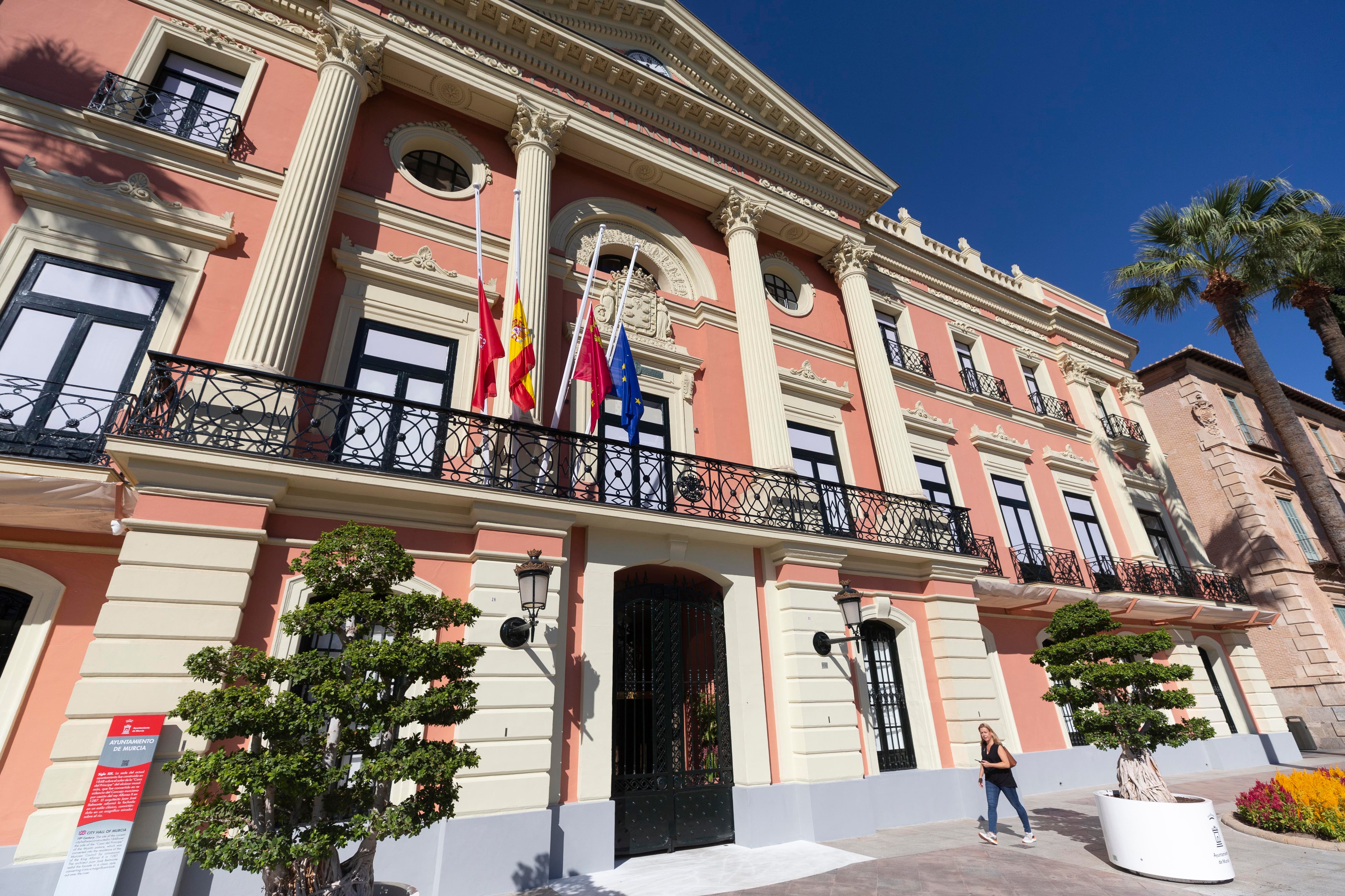 MURCIA, 01/10/2023.- Banderas a media asta en el Ayuntamiento de Murcia por los tres días de luto oficial decretados por el Ayuntamiento de Murcia, a causa de las trece personas fallecidas este domingo en el incendio de la discoteca Teatre. EFE/Marcial Guillén
