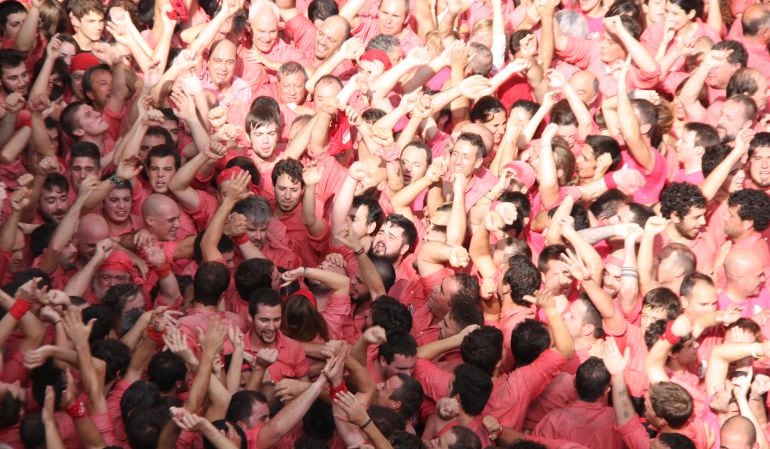 Castellers de la Vella celebrant la diada. 