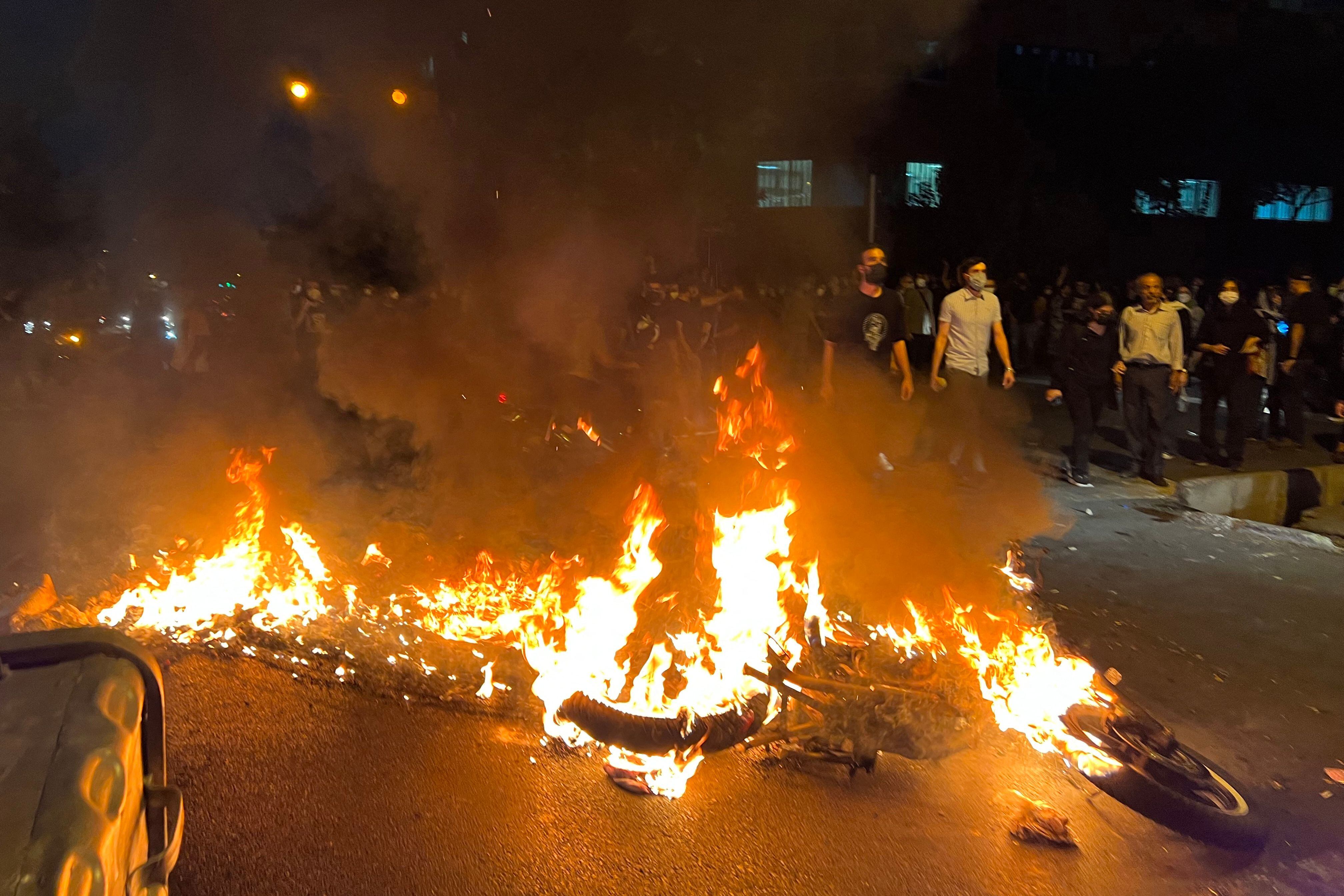 Una moto arde durante las protestas tras la muerte de la joven iraní de 22 años, Mahsa Amini, a manos de la policía islámica por llevar mal colocado el hijab, obligatorio en todo el país.