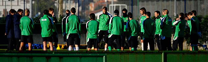 La plantilla cántabra recibe instrucciones de su entrenador durante un entrenamiento