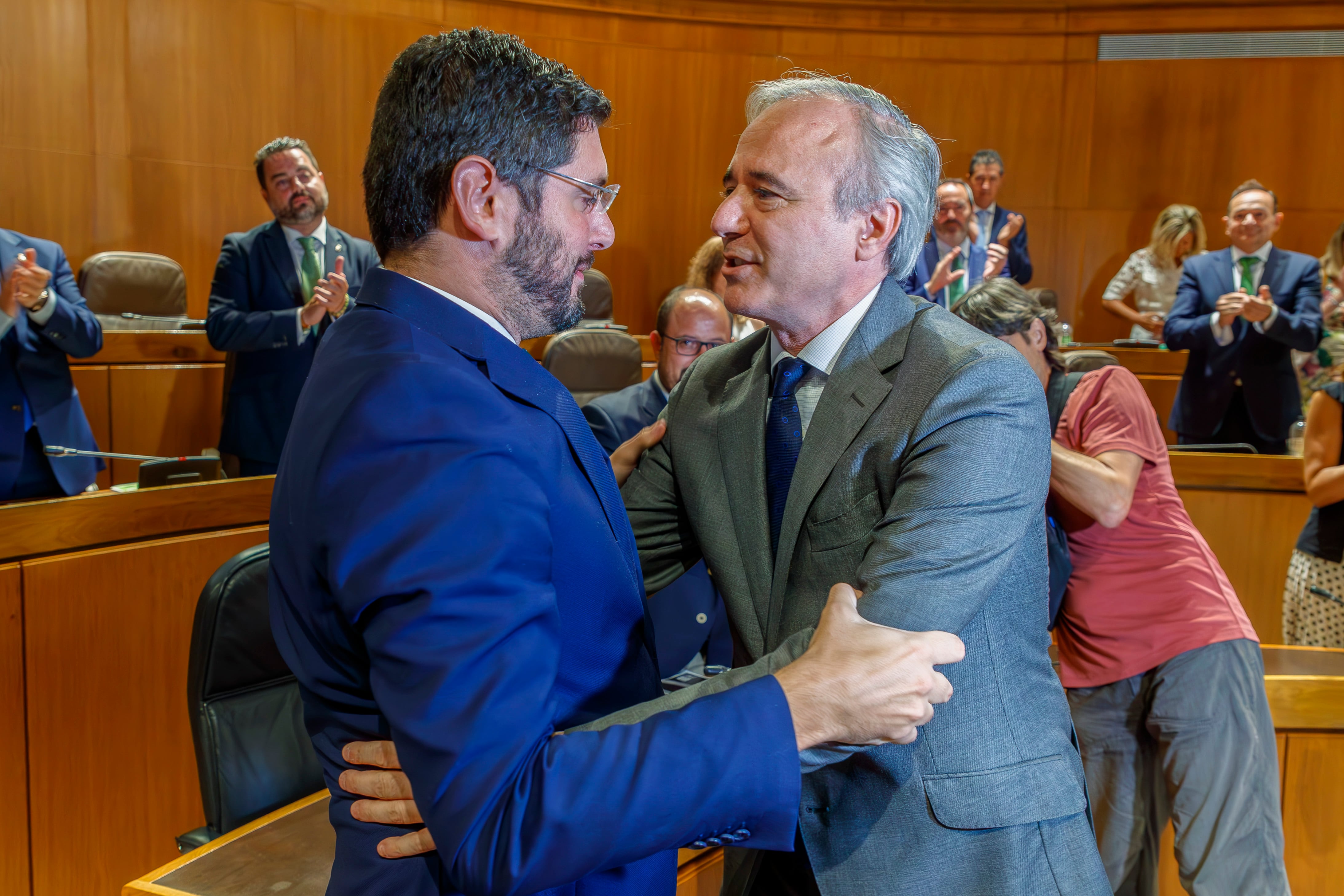 ZARAGOZA, 10/08/2023.- El popular Jorge Azcón (d) saluda al portavoz de Vox y próximo vicepresidente, Alejandro Nolasco tras ser investido como presidente de Aragón durante la segunda jornada de debate este jueves, en Zaragoza. EFE/ Javier Belver
