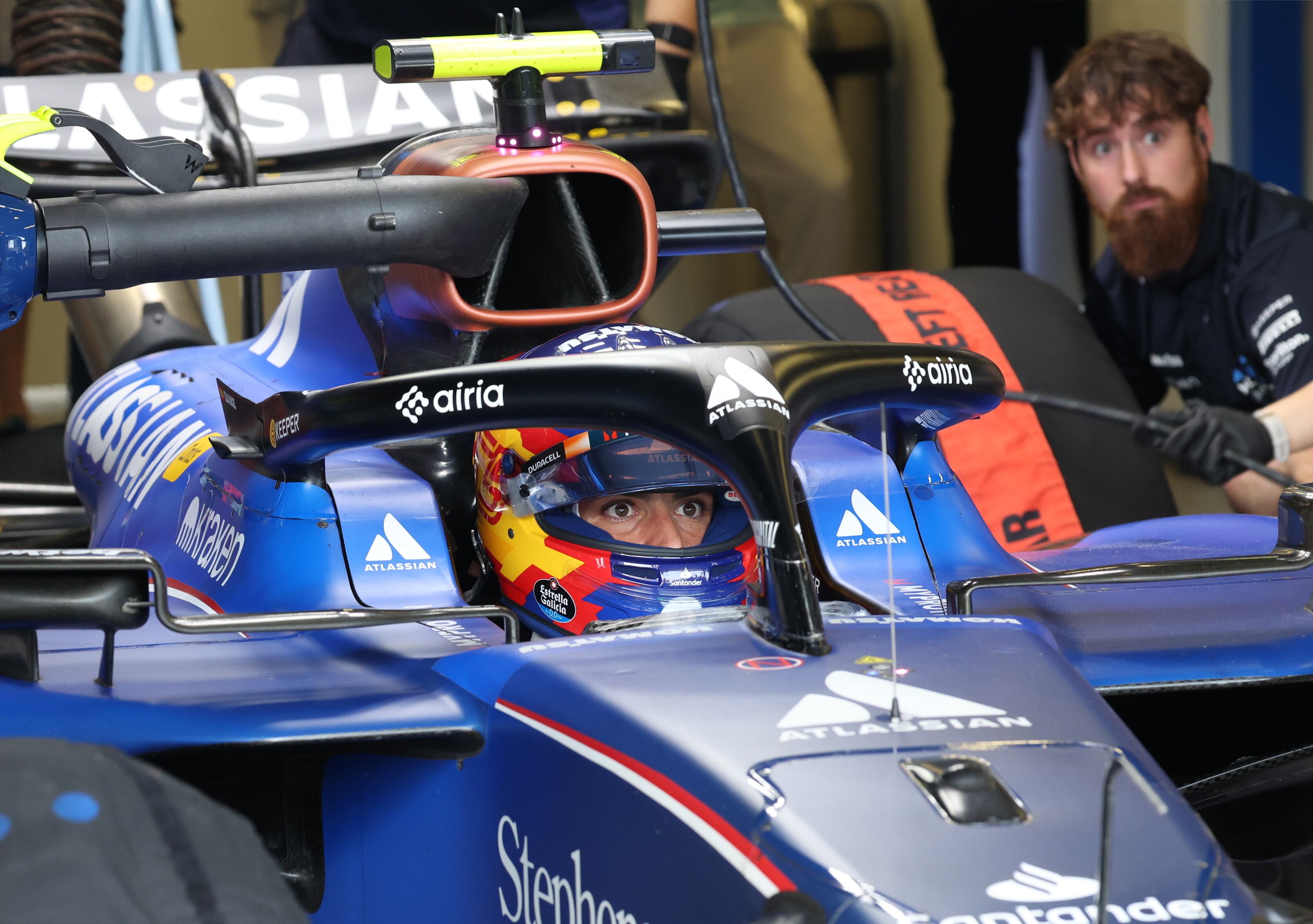 El piloto español de Williams Carlos Sainz Jr. durante la sesión de entrenamientos libres para el Gran Premio de Fórmula 1 de Azerbaiyán en Bakú. EFE/EPA/ALI HAIDER