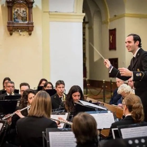 Javier Alonso dirigiendo la Banda Maestro Dueñas. Foto BMD