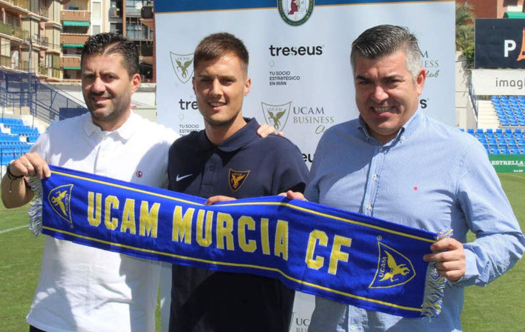 Adán Gurdiel el día que fue presentado por el UCAM Murcia CF