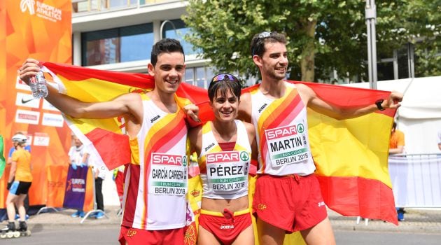 Diego García, María Pérez y Álvaro Martín, tras conquistar las medallas en 20 kilómetros marcha en Berlín