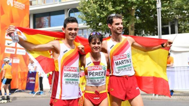 Diego García, María Pérez y Álvaro Martín, tras conquistar las medallas en 20 kilómetros marcha en Berlín