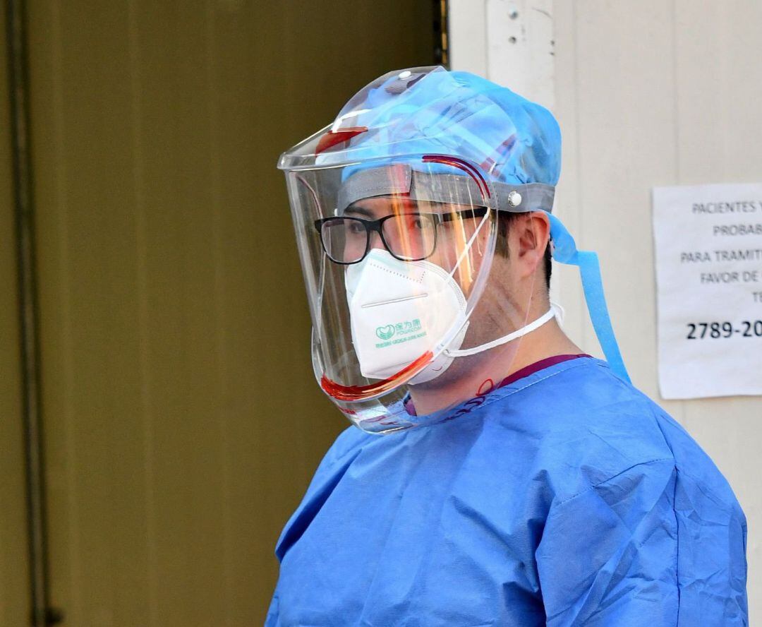 Los sanitarios tienen que protegerse para poder dar la asistencia correspondiente.