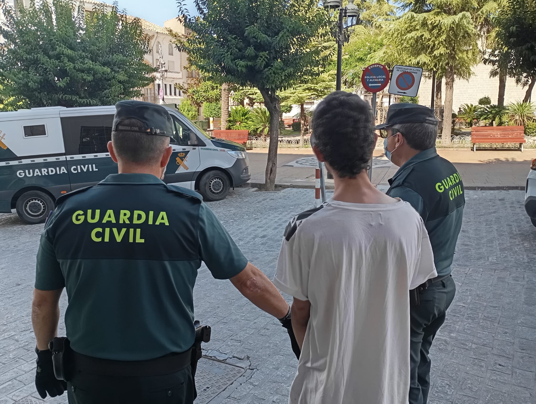 Dos guardias civiles acompañan al detenido en Martos.