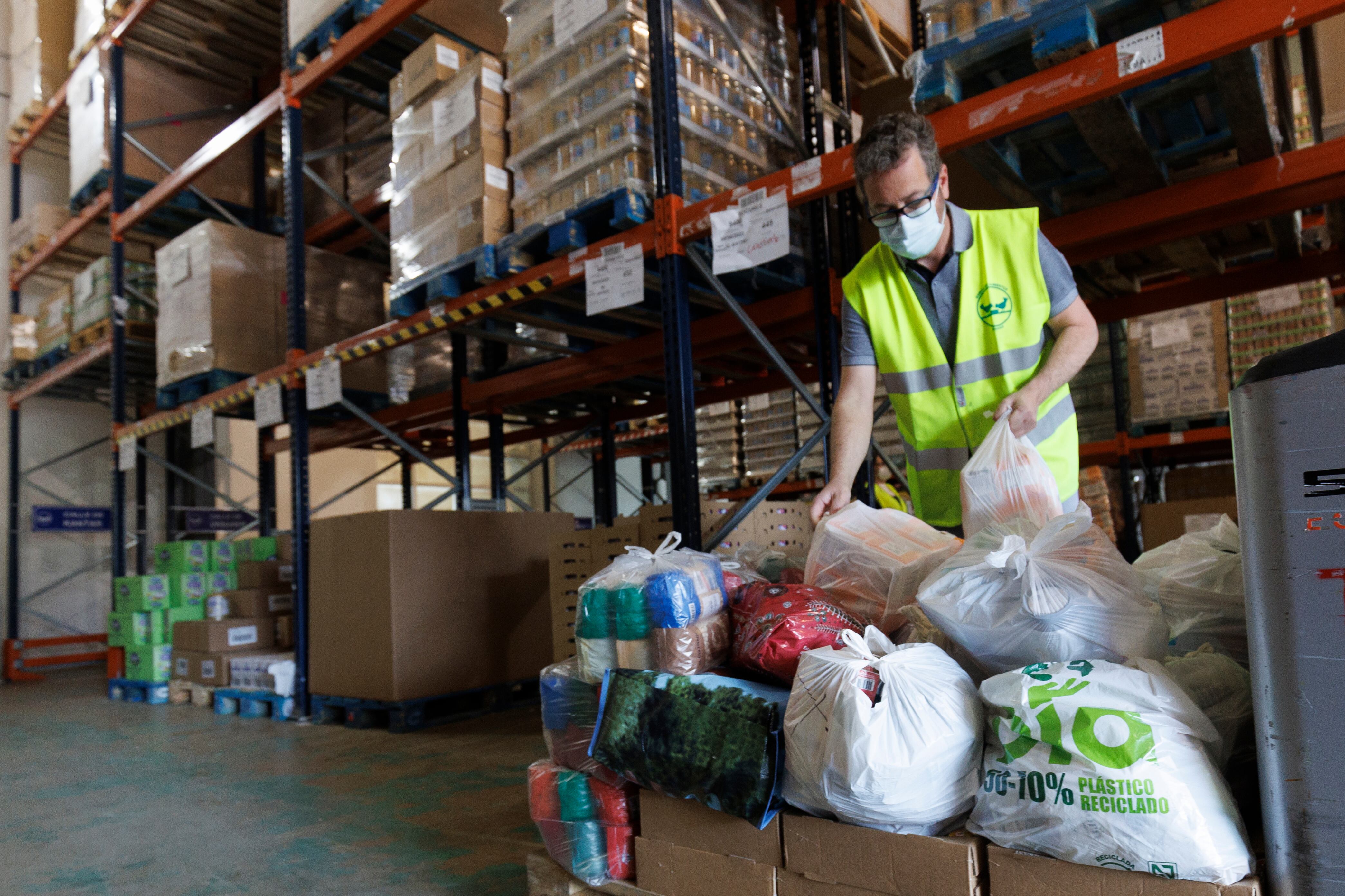 Un voluntario del Banco de Alimentos colabora en el almacén de la entidad durante la presentación de la campaña solidaria &#039;Ningún Hogar sin Alimentos.