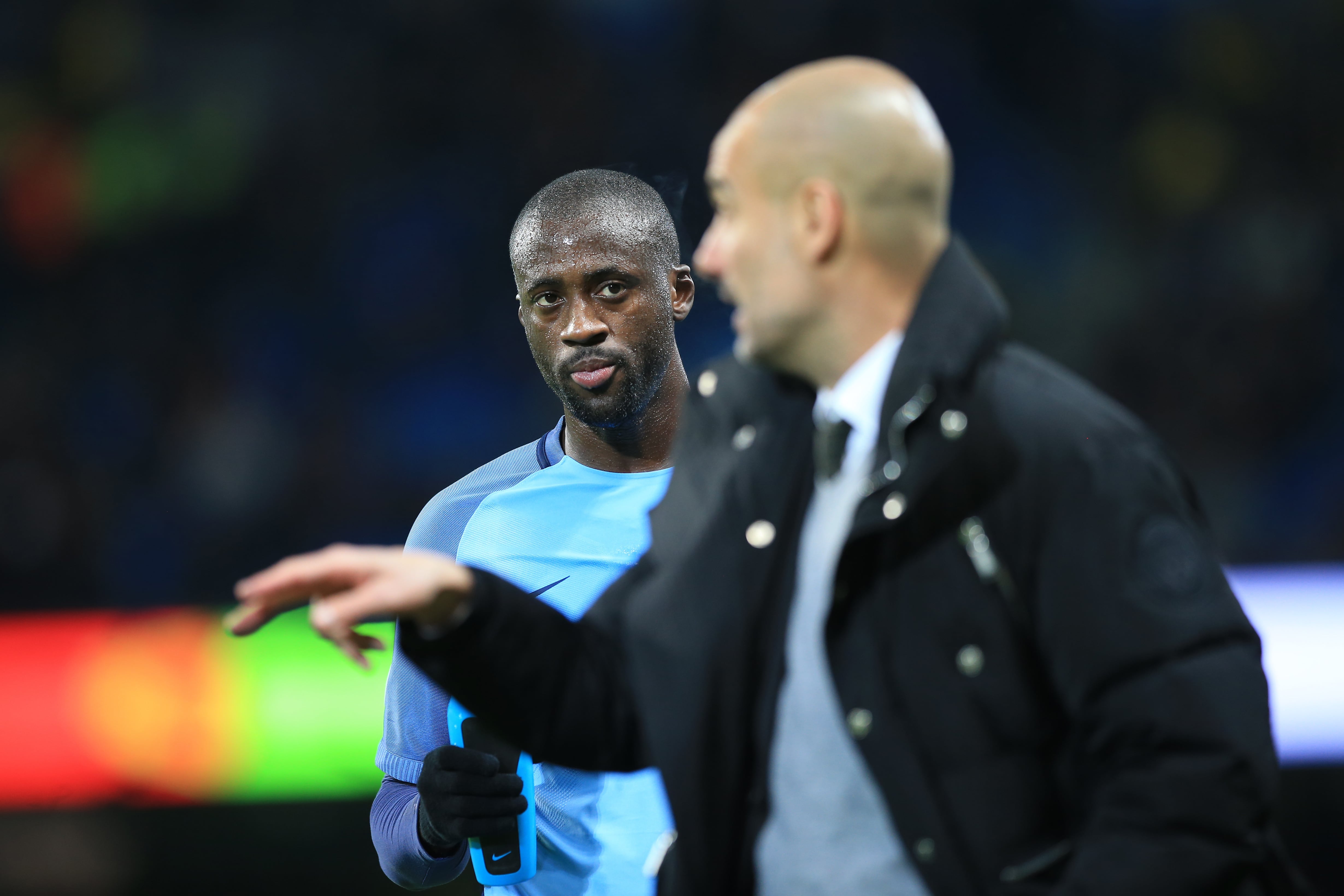 Yayá Touré observa indicaciones de Pep Guardiola, durante su etapa en el Manchester City