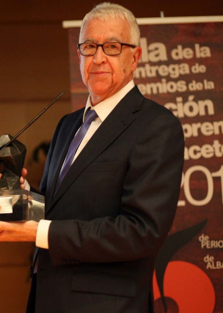 Faustino López recogiendo el premio a la Trayectoria Profesional