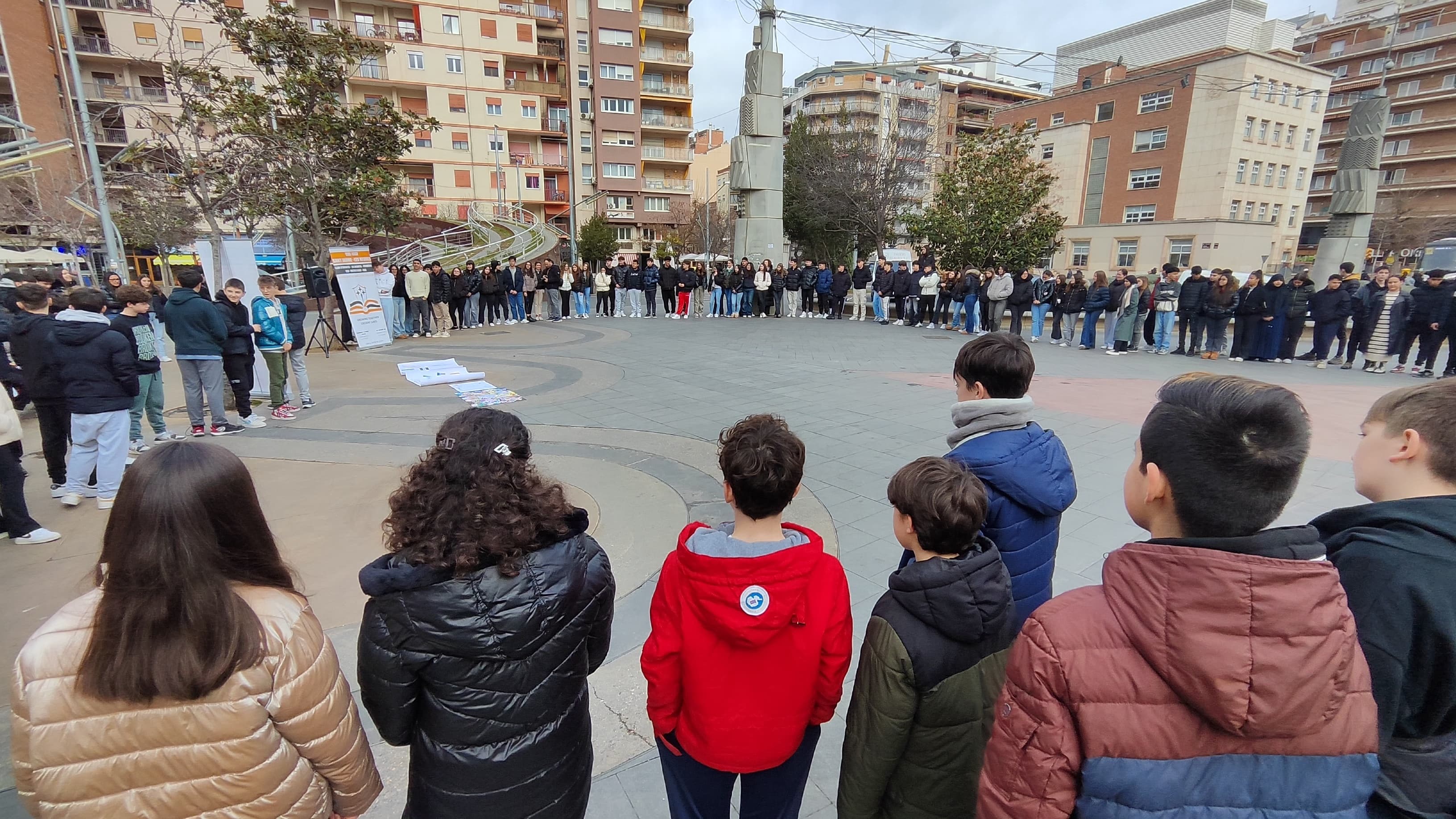 Alumnes de secundària i batxillerat de Sant Jaume-Les Heures, a la plaça Ricard Viñes en el Dia Escolar de la No Violència.