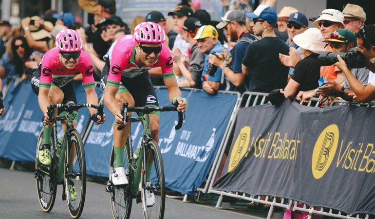 El equipo norteamericano estrena este año estos llamativos maillots con predominio del rosa y el verde fluorescente.