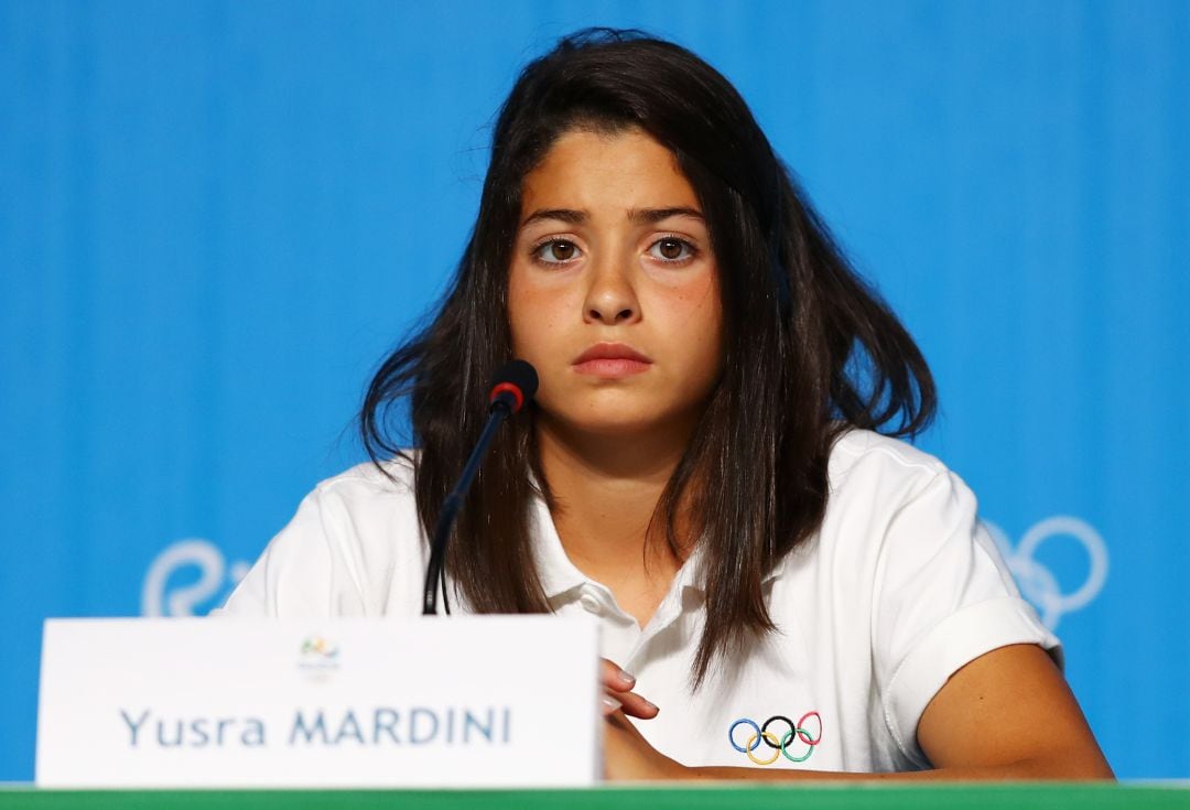 La abanderada de la Delegación de Refugiados, Yusra Mardini, tuvo que huir de Siria y salvó a 18 personas de morir ahogadas.