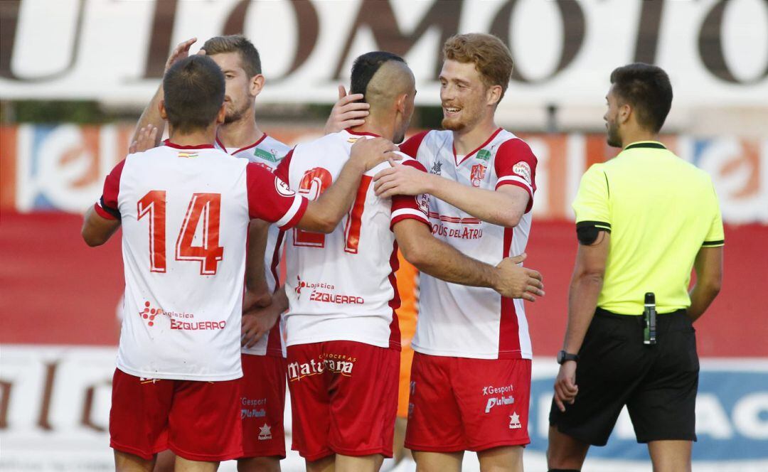 Los jugadores del Calahorra festejan un gol. 