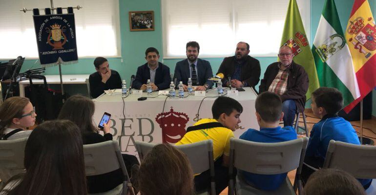 El presidente de la Diputación, Francisco Reyes (segundo por la izquierda), y el alcalde de Bedmar y Garcíez, Juan Francisco Serrano (a su izquierda).