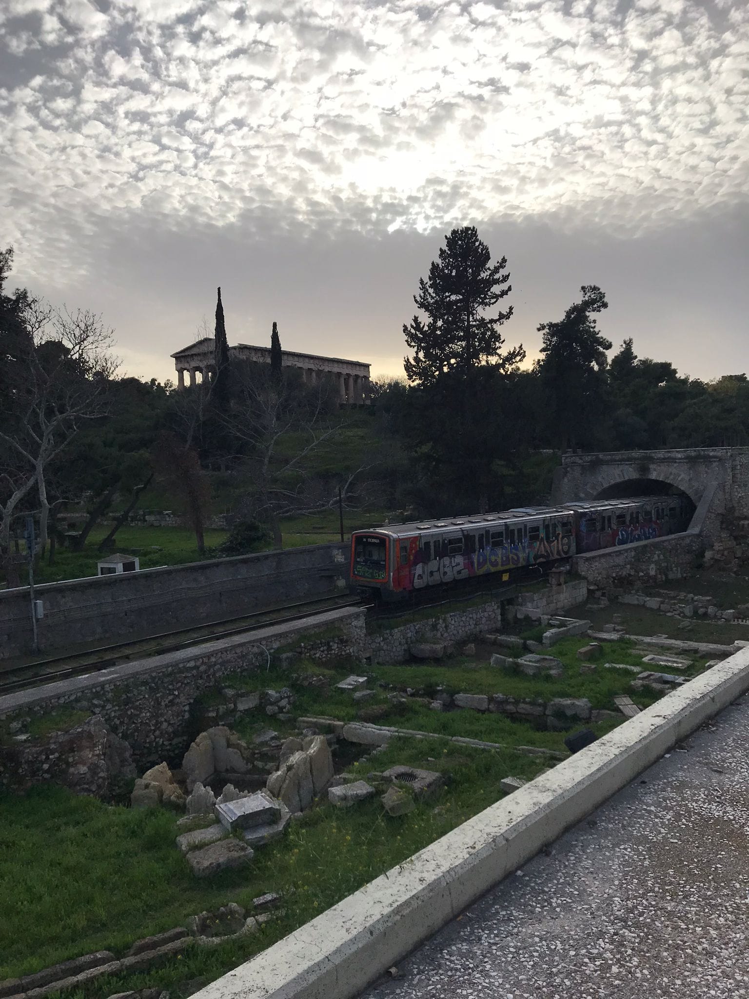 Restos arqueológicos junto a las vías del tren