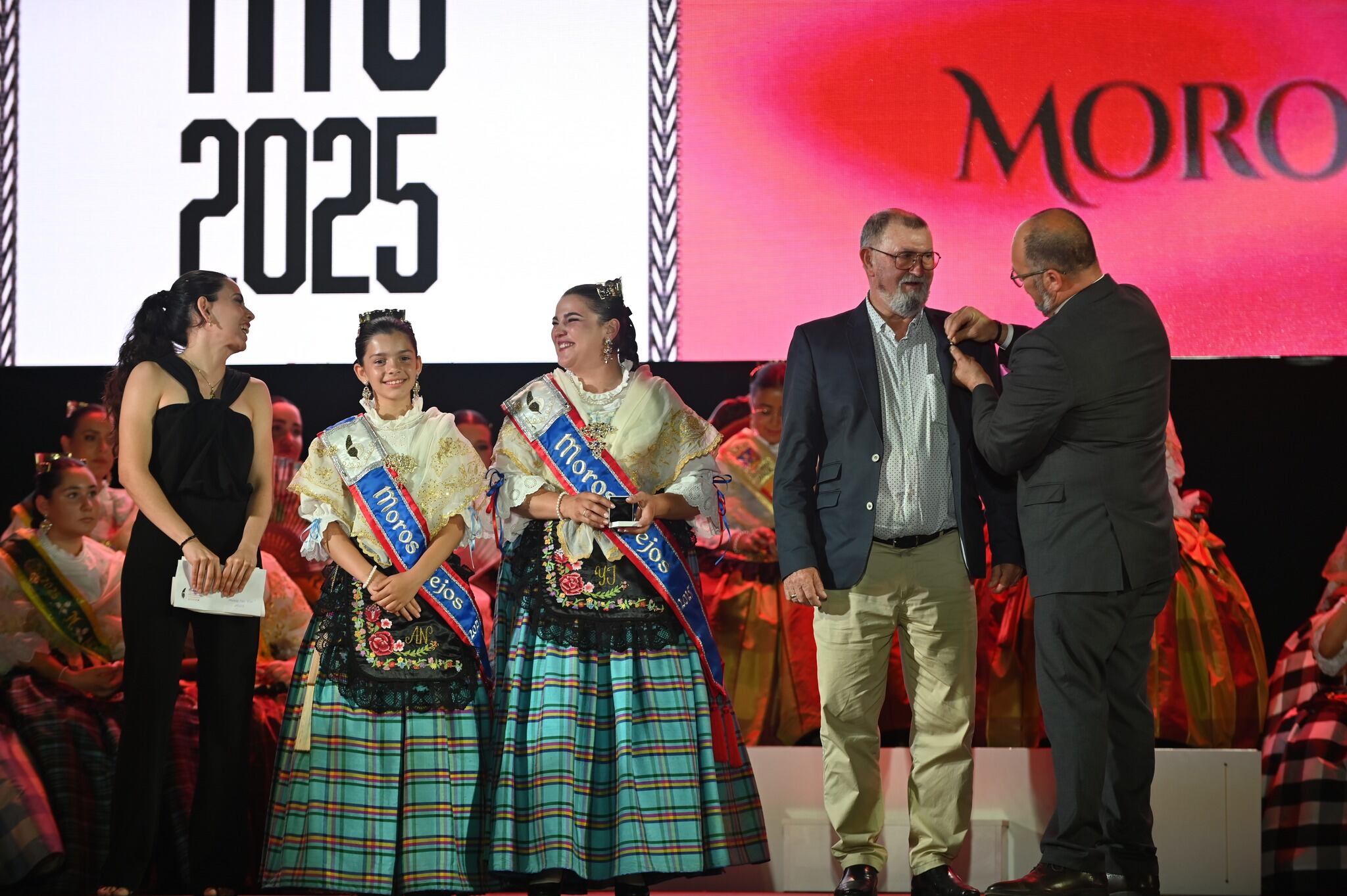 Entrega del pin que le acredita como ganador