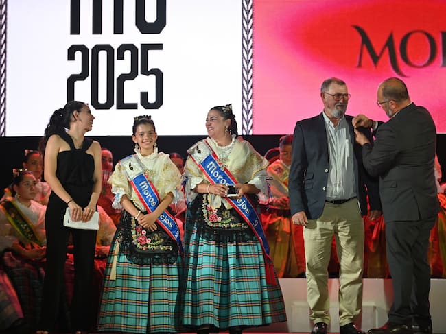 Entrega del pin que le acredita como ganador